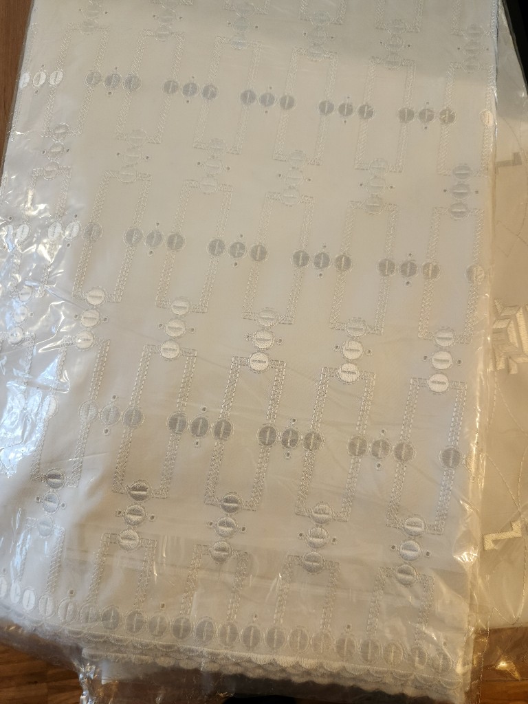 Bazin brodé géométrique — broderie maillons