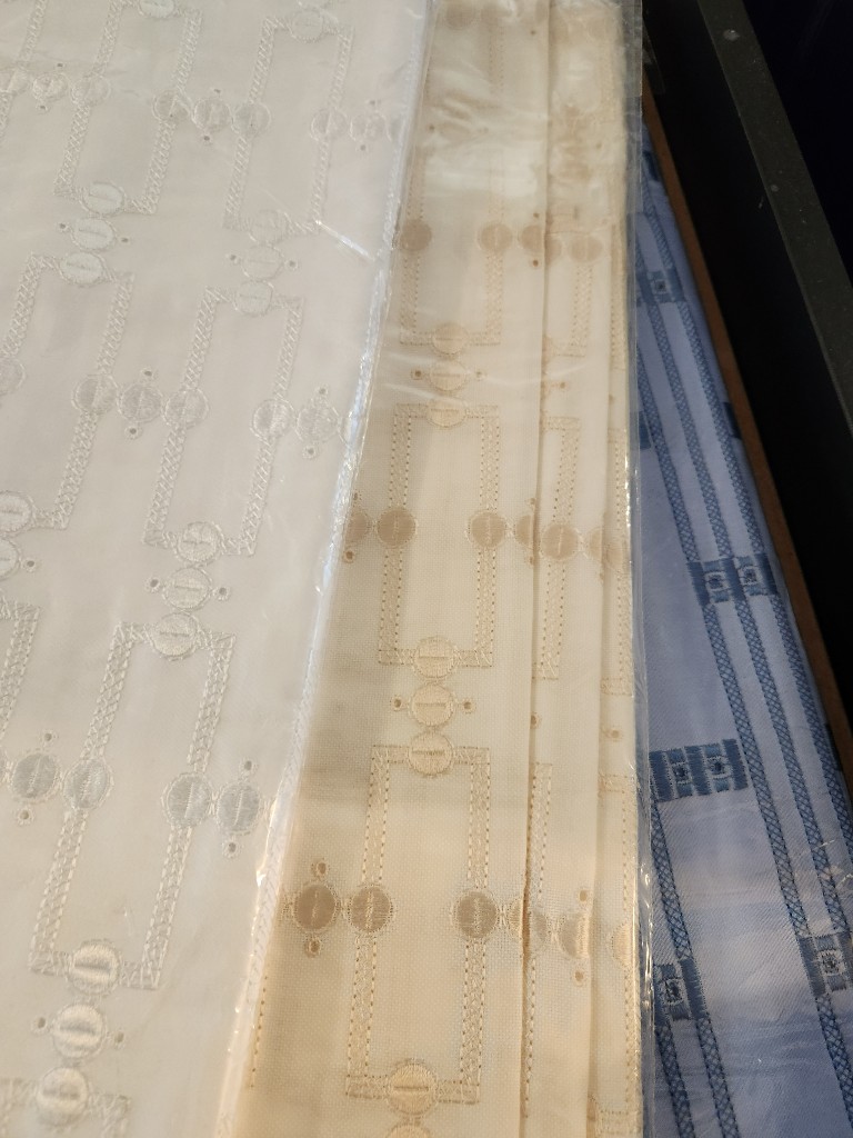Bazin brodé — blanc et beige