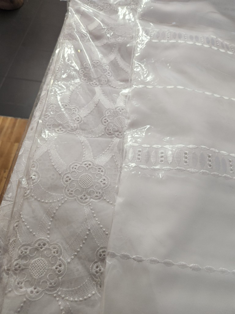 Dentelle suisse haute cérémonie — motifs floraux
