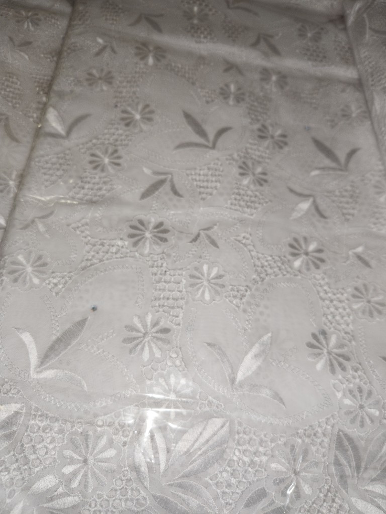 Dentelle suisse — motifs floraux et cristaux