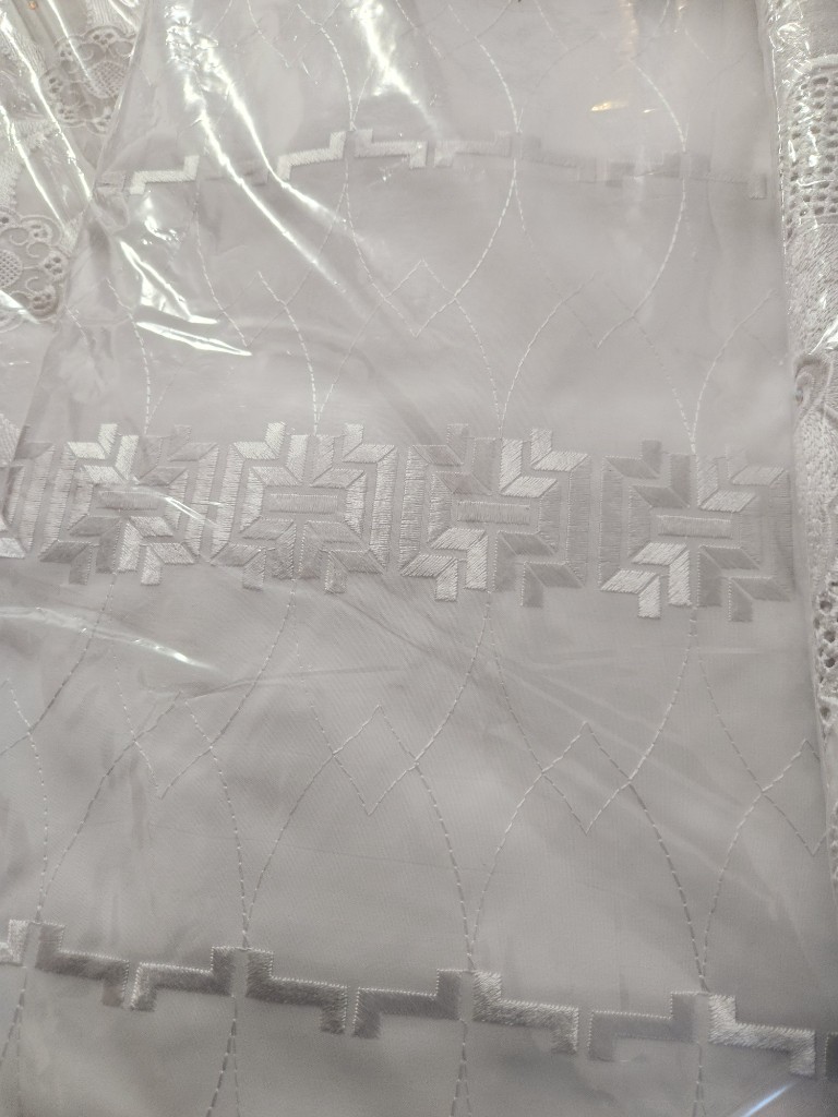 Dentelle suisse — broderie cérémonie
