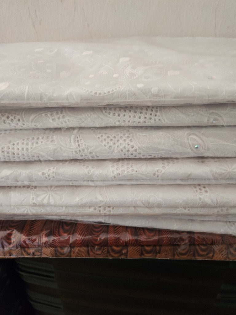 Dentelle suisse — dentelle et cristaux